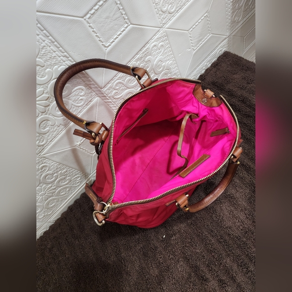 Athletic red Dooney & Bourke beg - Picture 10 of 15